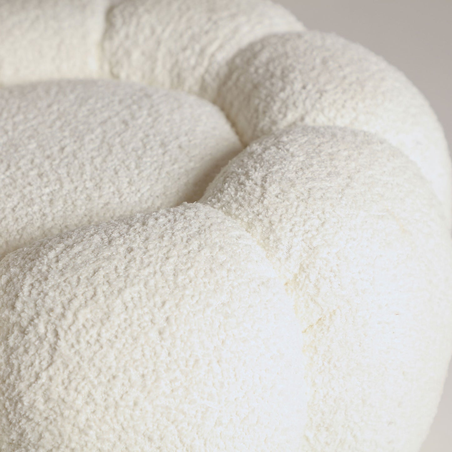 BOUCLÉ CREST PUFF