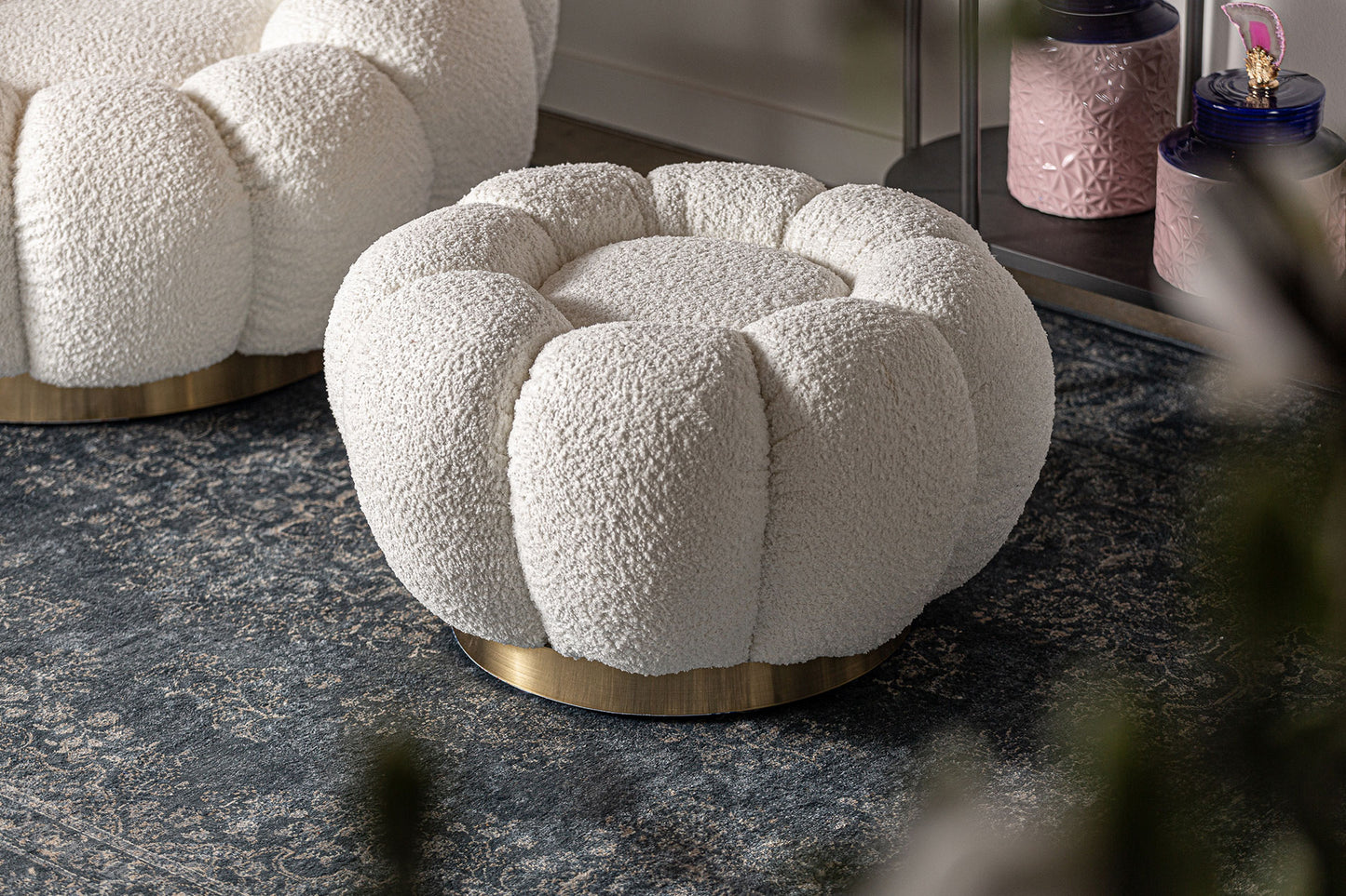 BOUCLÉ CREST PUFF