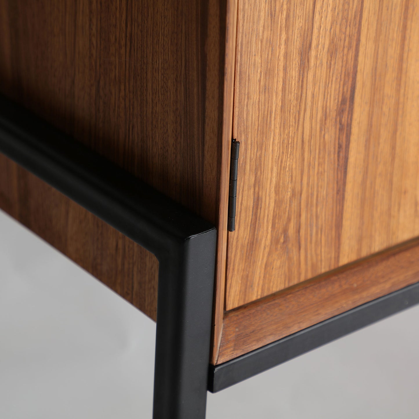 LAURIS SIDEBOARD