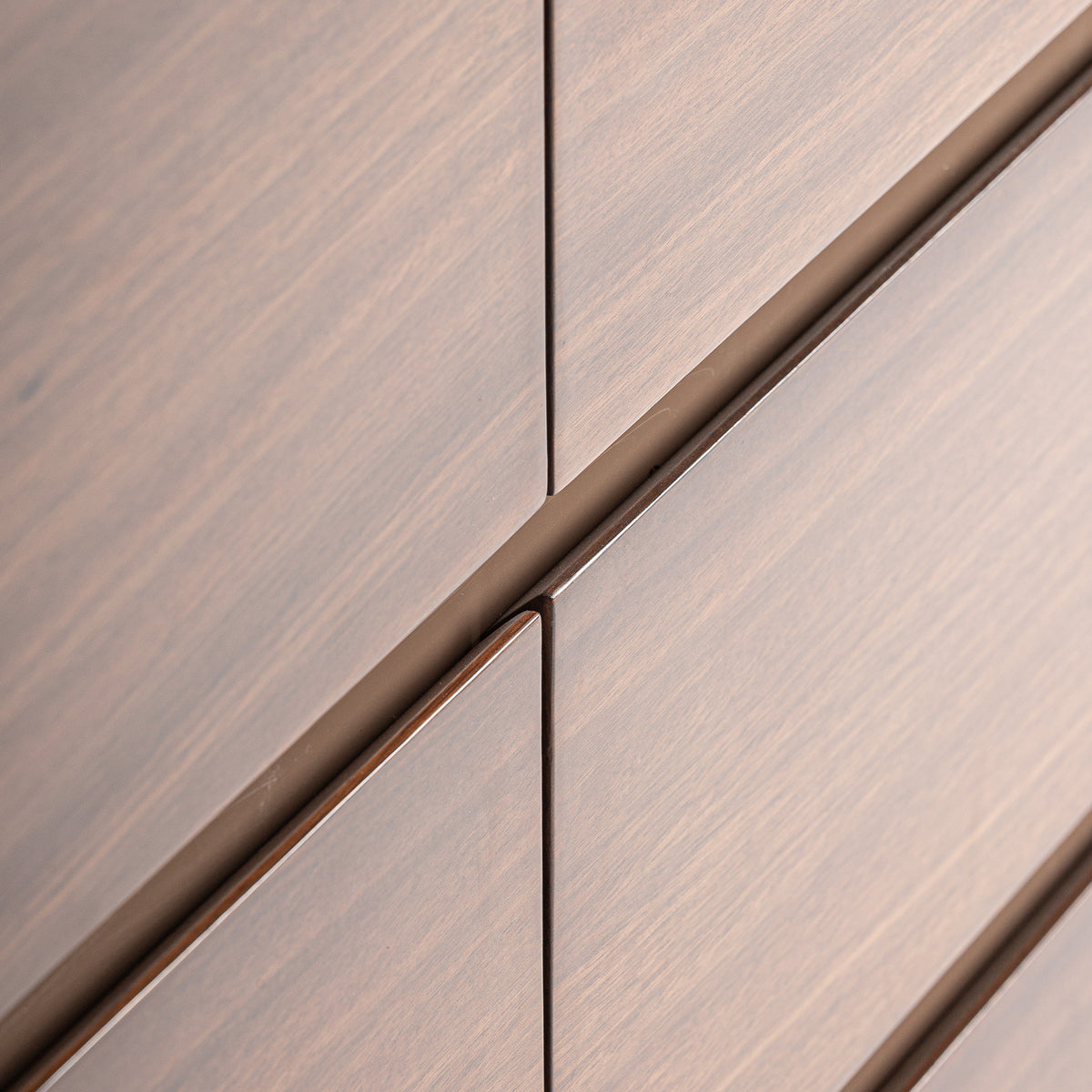 GISWIL CHEST OF DRAWERS