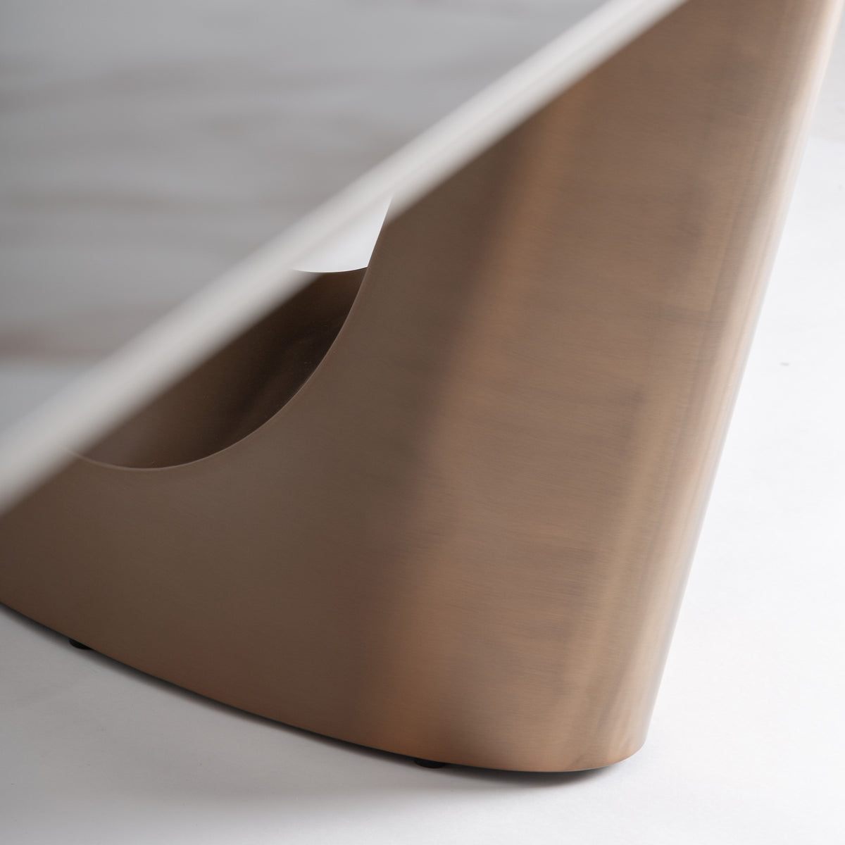 LEDAT DINING TABLE