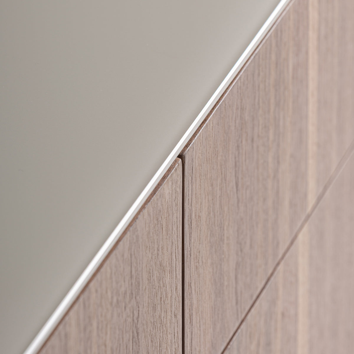 Vizille Kommode – Nussholzfurnier & Weißglas