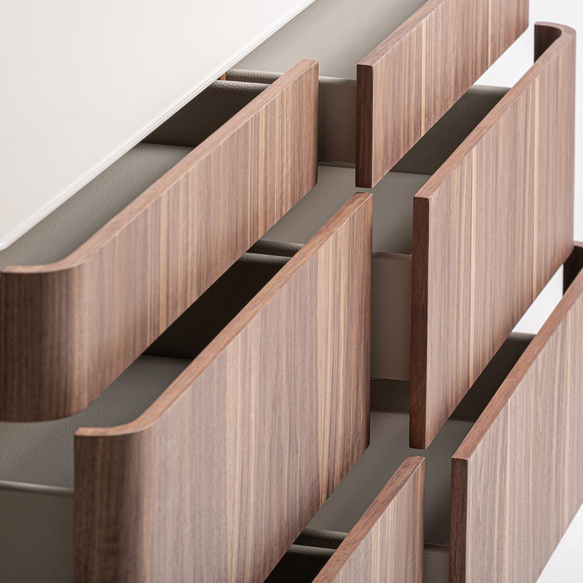 Vizille Kommode – Nussholzfurnier & Weißglas